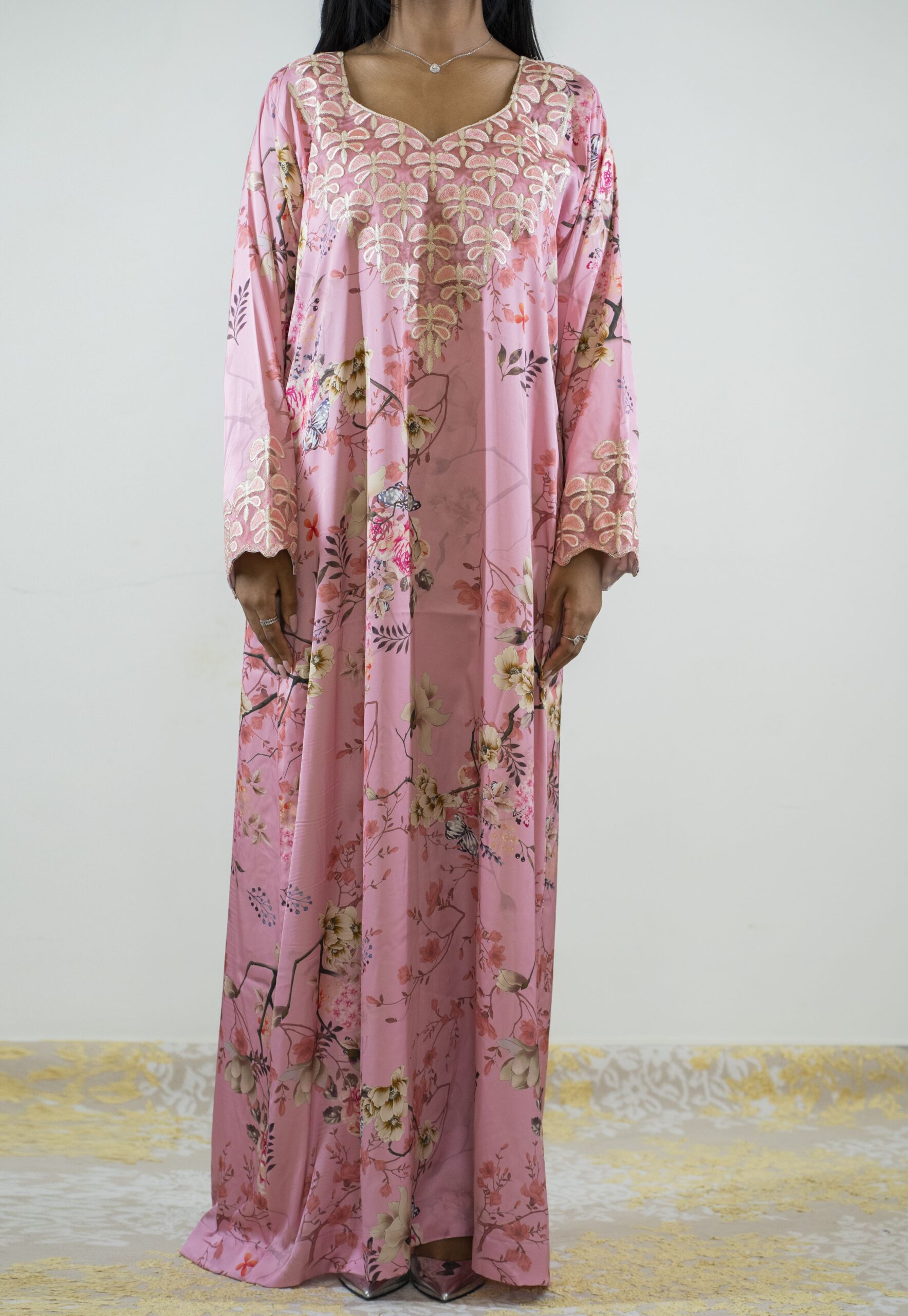 Pink floral Harir Mukhawar with embroidered V-neckline and matching sleeve cuffs